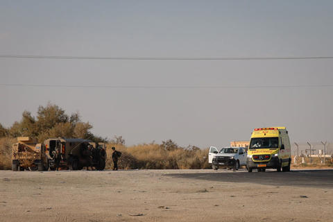 כוחות ביטחון והצלה סמוך לזירת הפיגוע במעבר אלנבי