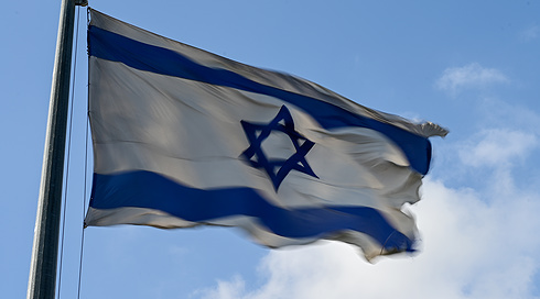 לא מתנצל: מנהל תיכון בת"א נזף בתלמידים שעטו את דגל המדינה