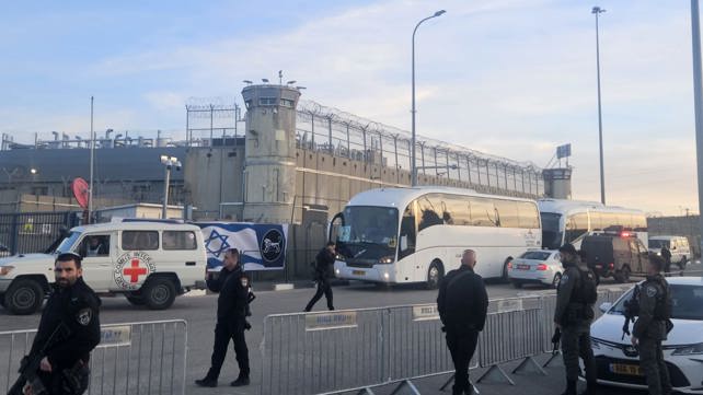 הצלב האדום הגיע לכלא עופר לקראת שחרור המחבלים והאסירים הפלסטינים
