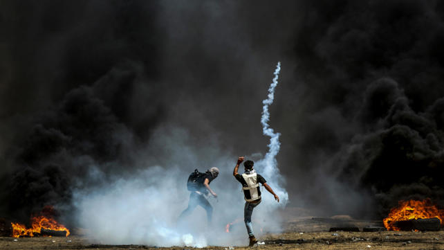 פלסטינים מפגינים ליד גדר המערכת בעזה, בשבוע שעבר