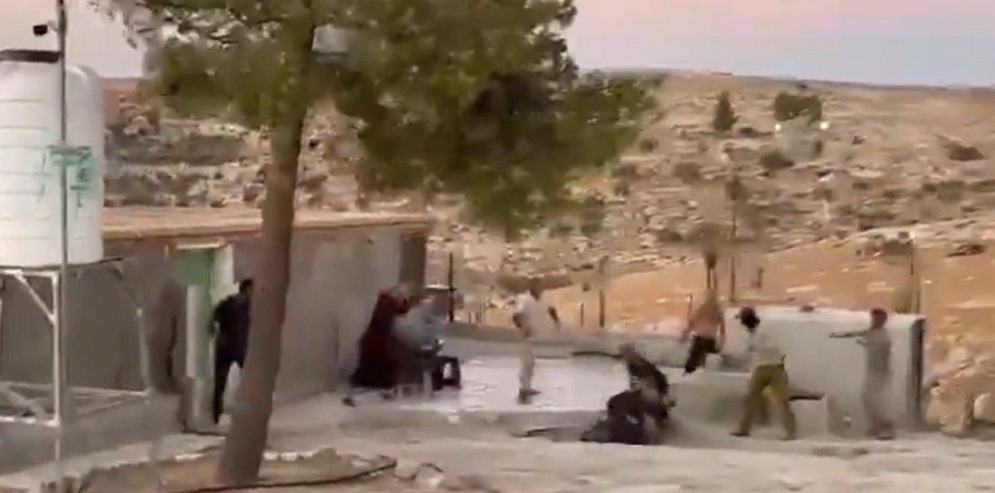 תיעוד תקיפת פלסטינים על ידי חייל צה"ל בדרום הר חברון 