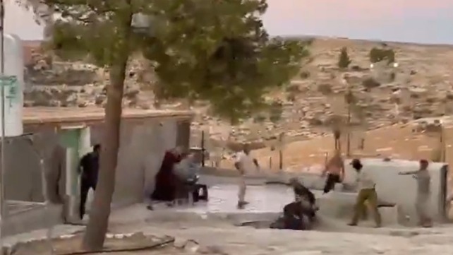 תיעוד תקיפת פלסטינים על ידי חייל צה"ל בדרום הר חברון 