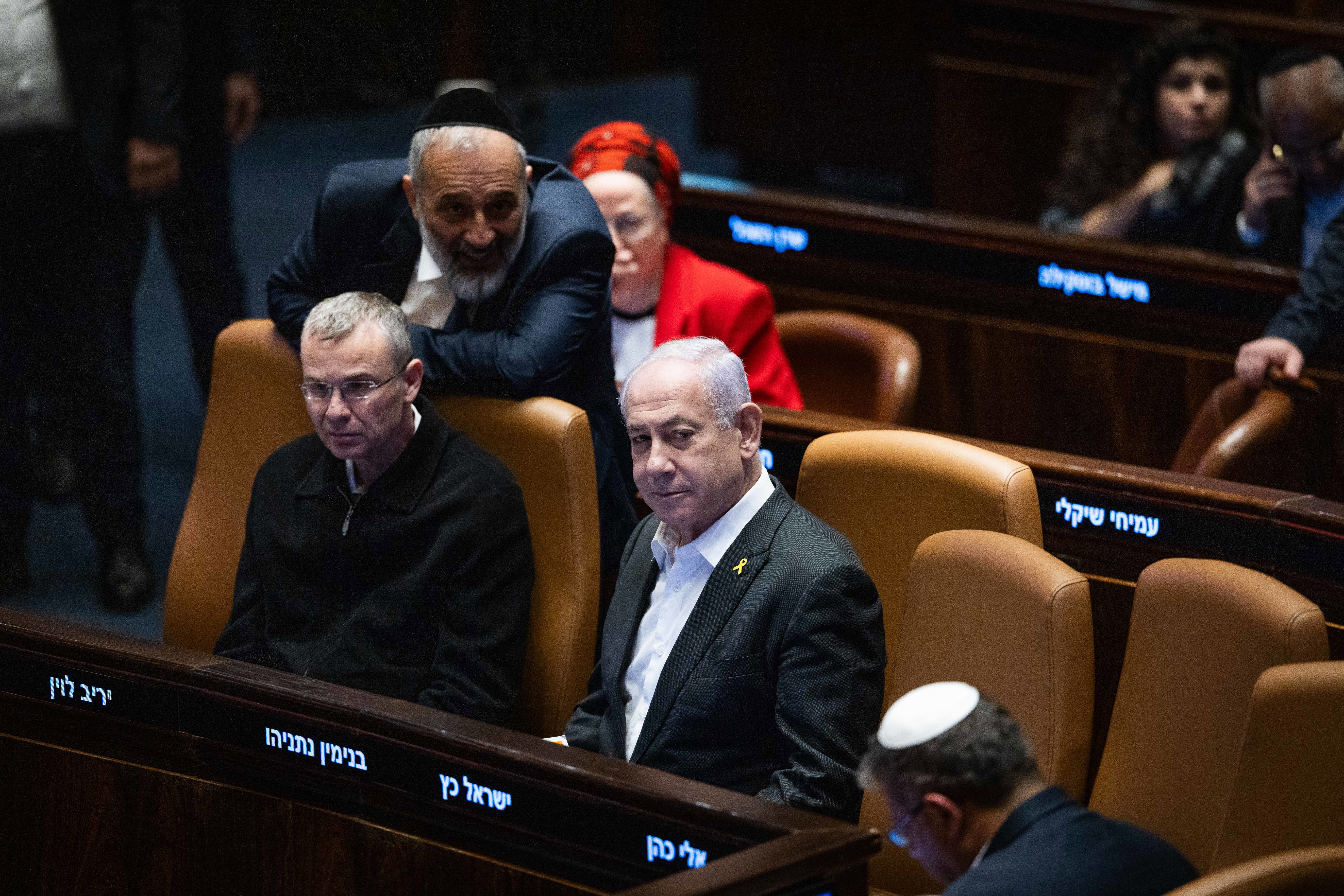 נתניהו ודרעי מתבוננים בבן גביר בהצבעה על החוק