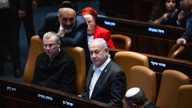 נתניהו ודרעי מתבוננים בבן גביר בהצבעה על החוק