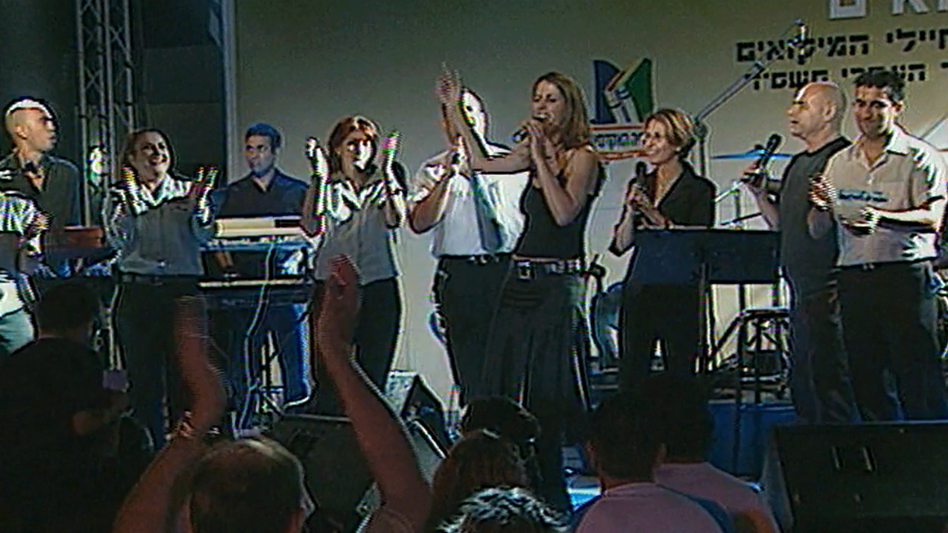 עינת שרוף בערב הצדעה למשרתי המילואים, 2004