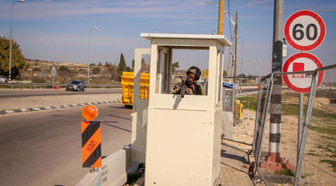גורם בצה"ל: פלסטיני ניסה לחטוף נשק מלוחם בזירת תאונת דרכים בגוש עציון - וחוסל על ידו
