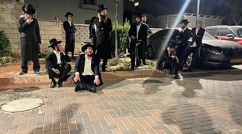 מפגינים חרדים ניסו לפרוץ בשנית לבית מפקד המשטרה הצבאית ונהדפו על ידי שוטרים