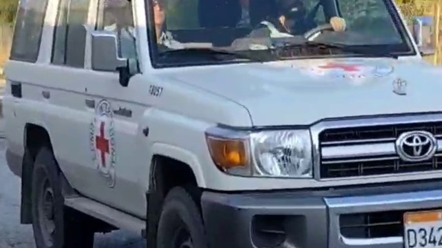 רכבי צלב אדום בדרך לקבלת העצורים הלבנונים