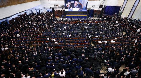 בניגוד להנחיות פיקוד העורף: אלפים באירוע במעמד מנהיג הציבור החרדי ליטאי בבני ברק
