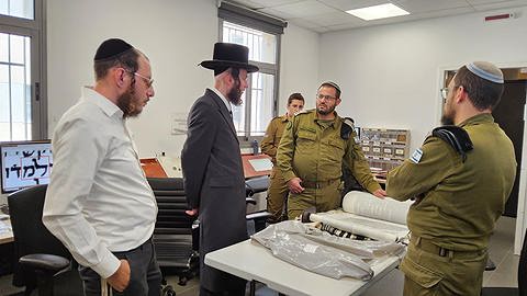 הרב יעקב פרבר לצד קצינים בצה