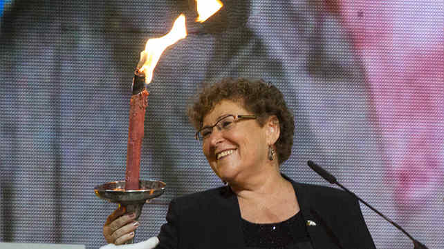 מרים פרץ מדליקה משואה