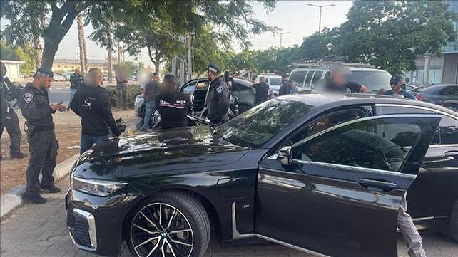 מעצר העבריינים מחוץ לכלא שקמה
