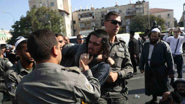שוטרים גוררים חרדי בהפגנה בירושלים, היום