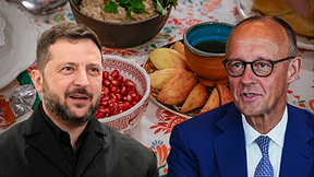 קנצלר גרמניה פרידריך מרץ (ימין) ונשיא אוקראינה וולודימיר זלנסקי, על רקע מאכלים מסורתיים לרגל ראש השנה