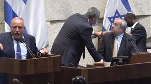 ח"כ אחמד טיבי התעמת עם מיקי לוי: "לא ארד מהדוכן, אני יותר ותיק"