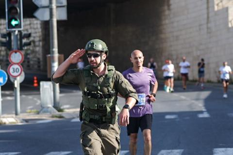 רצים על מדים
