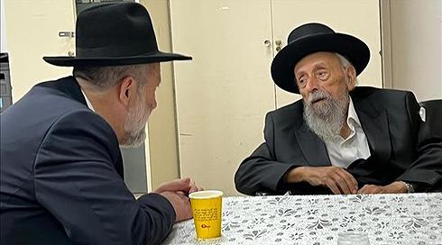 המנהיג הרוחני של ש"ס הרב שמעון בעדני מורדם ומונשם