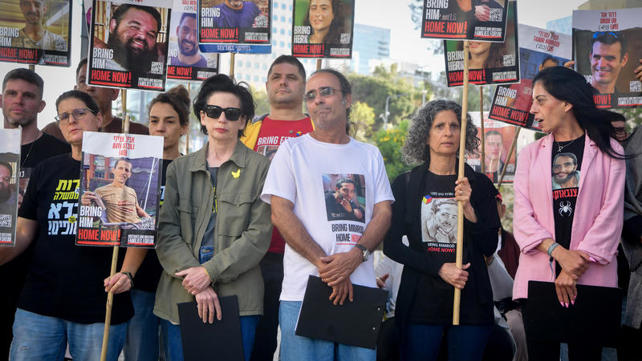 משפחות חטופים בהצהרה בתל אביב