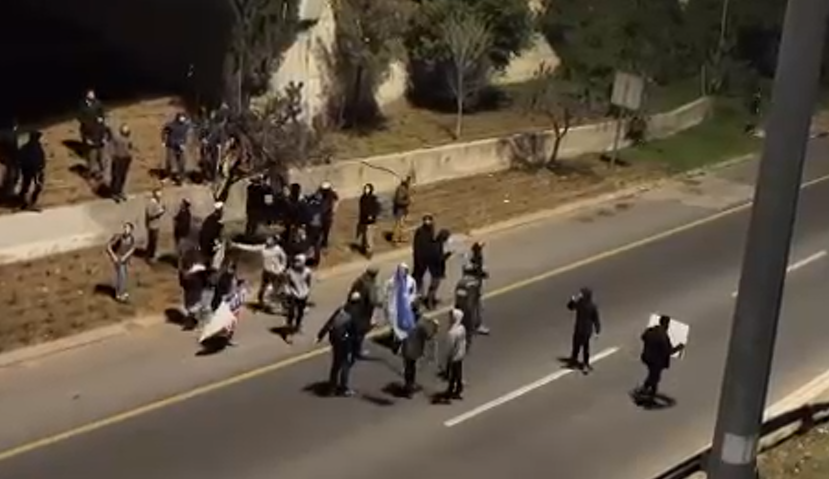 מפגינים נגד העסקה לשחרור חטופים בכביש בגין בירושלים, ינואר 2025