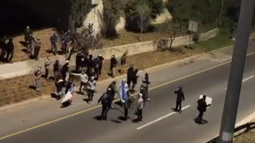 מפגינים נגד העסקה לשחרור חטופים בכביש בגין בירושלים, ינואר 2025