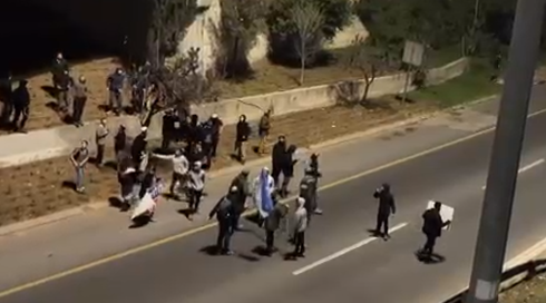 מפגינים נגד העסקה תקפו ערבים בירושלים: "חבטו במכונית עם אלה"