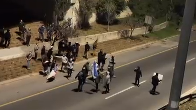 מפגינים נגד העסקה לשחרור חטופים בכביש בגין בירושלים, ינואר 2025
