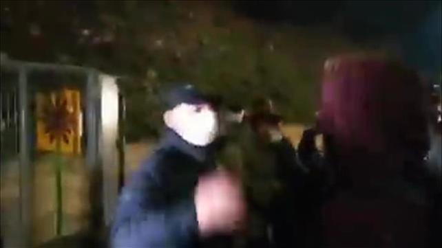 שוטר מכה מפגין בפניו בהפגנה בירושלים אתמול, 06.12