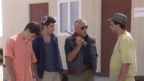 ארבעה גברים על רקע קראוון, 28.4.1994