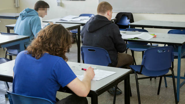 תלמידים נבחנים בבגרות