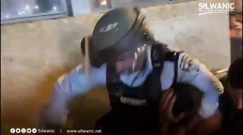 תיעוד: שוטרים הטיחו אגרופים בעצור בשער שכם