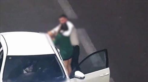 חבט בה באגרופים: גבר תקף את ארוסתו – והכול תועד