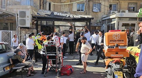 בן 80 נהרג מקריסת מרפסת על מאפייה בירושלים