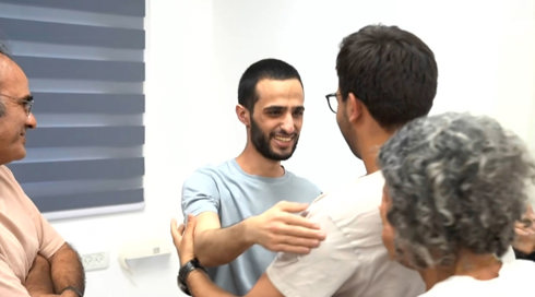גיבור של אמא: הלוחמים החטופים מתן אנגרסט ונמרוד כהן חזרו הביתה