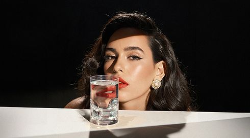 "מהפנט": נועם קלינשטיין כתבה שיר על הצד האפל של ההתאהבות