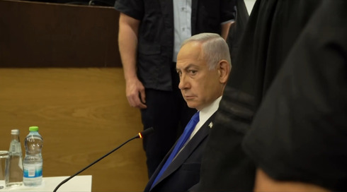 "אתה מחריב את מדינת ישראל": סב שכול התפרץ למשפט נתניהו