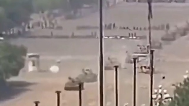 הטנקים של הצבא הסיני בדרך לדיכוי המפגינים בכיכר טיאננמן 