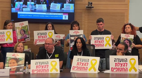 משפחות חטופים בכנסת: "יש חטופים קבורים בחיים - אין סיבה שתתעסקו בכסף, כבוד ותפקידים"