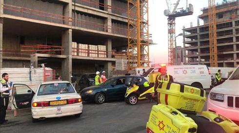 פועל נהרג מפגיעת חפץ כבד בראשו באתר בנייה בפתח תקווה (1)