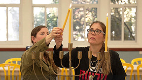 גיבורים | מנצחות את החושך: כששורדת השבי וקצינת השבויים והנעדרים נפגשו להדליק נר ראשון