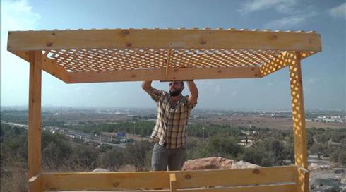 לנוח, לנגן ולזכור: הסיפורים המיוחדים שמתרחשים על הספסלים