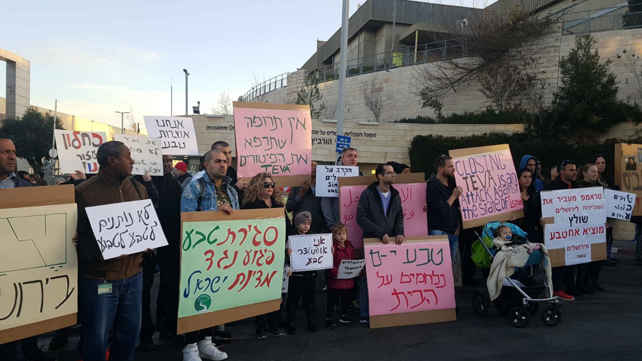 עובדי טבע מפגינים בהר חוצבים בירושלים