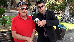 דודו ארז מראיין ברחוב. 2016
