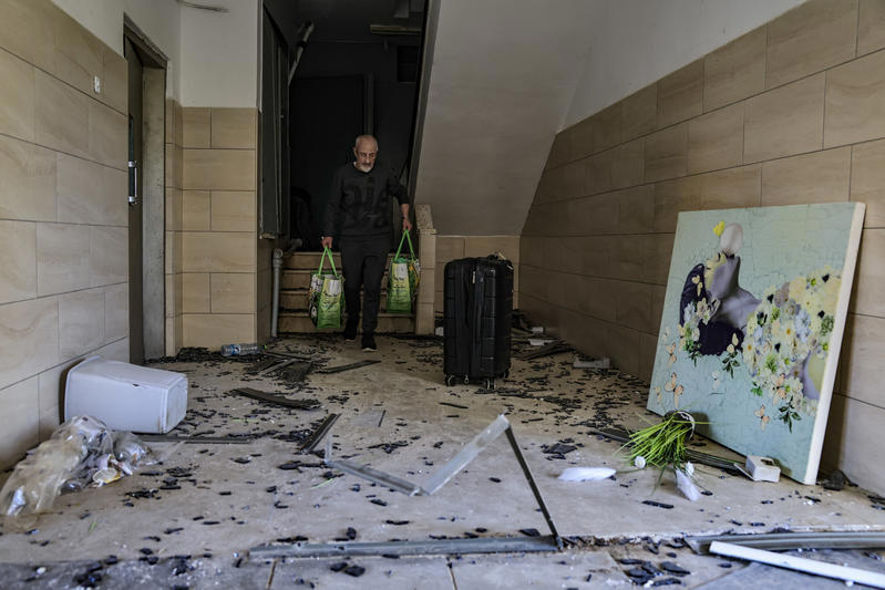 דייר עוזב בניין שנפגע מטיל איראני בבאר שבע