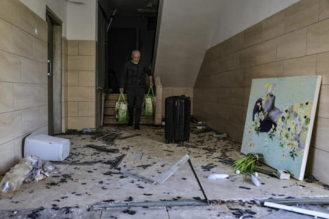 דייר עוזב בניין שנפגע מטיל איראני בבאר שבע