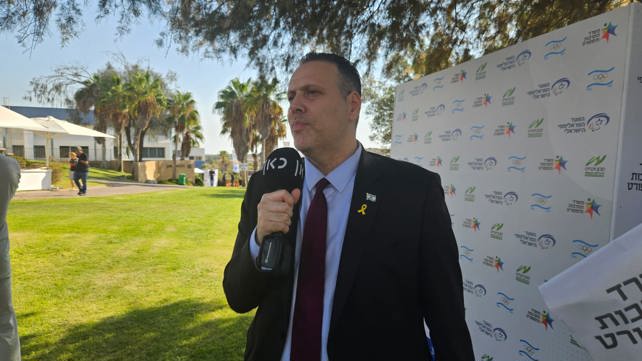השר זוהר מפוצץ ריאיון