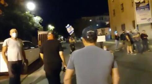 המשטרה בודקת את האירוע שבו נראה היועץ של נתניהו מפר לכאורה את תנאי הבידוד