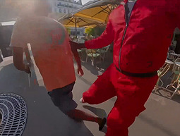 הגיבור של רחובות פריז: האיש שמזהיר את התיירים מפני הכייסים