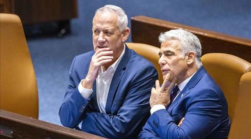 חוסר הסכמה בין לפיד וגנץ - בליכוד מנסים לסכסך