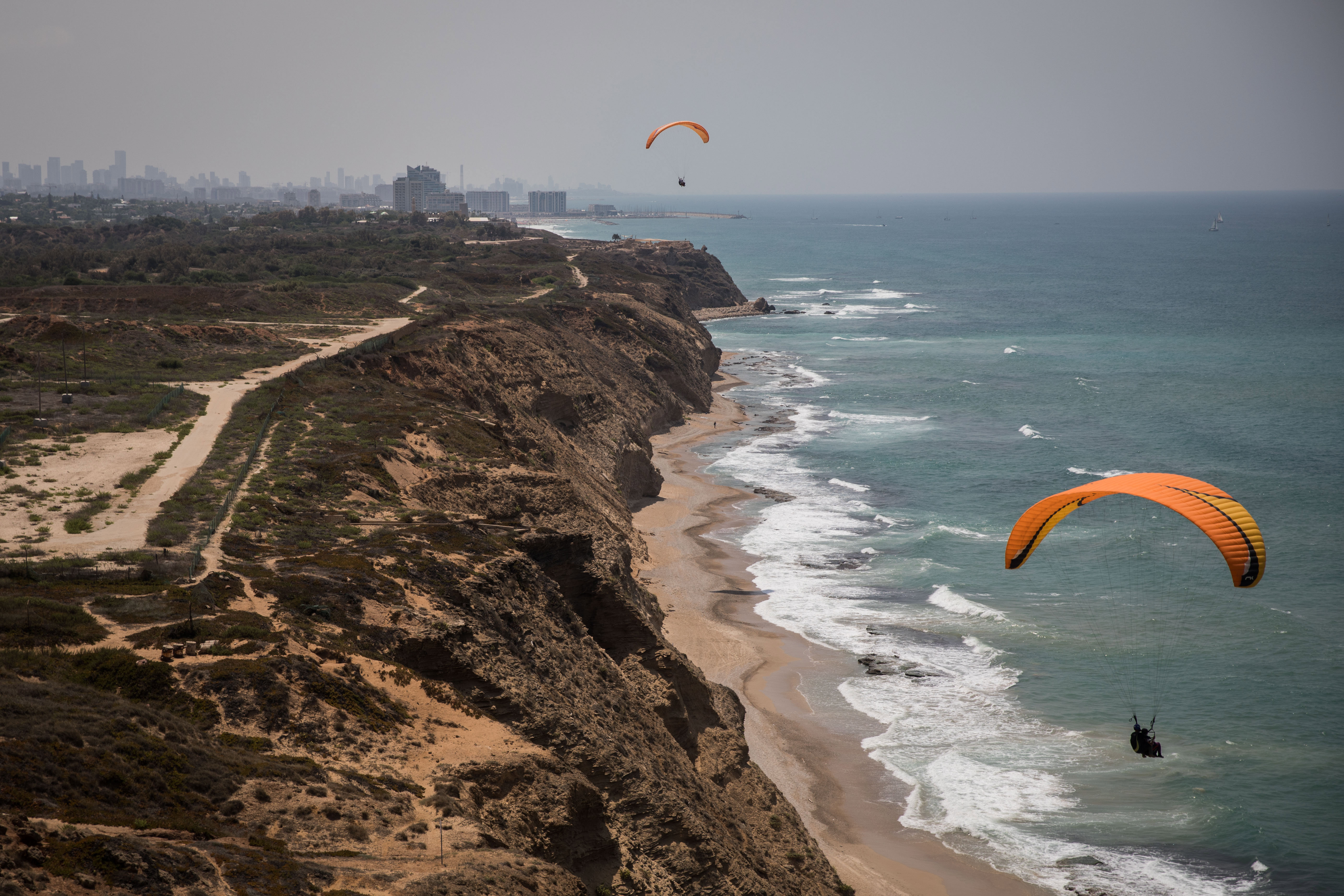 מצנחי רחיפה ליד געש