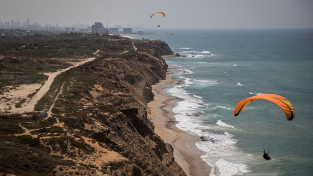 מצנחי רחיפה ליד געש